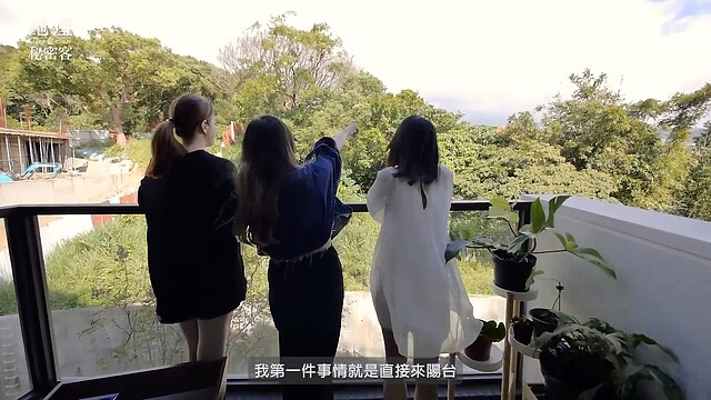張棋惠新家的客廳採光佳,陽台望出去就是群山環繞。